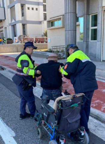 電動代步車故障，馬公分局文澳派出所警員護送八旬翁安全返家