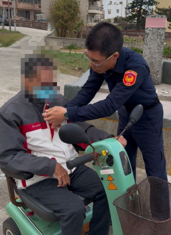 寒冬護送暖人心 澎湖文澳派出所護送年邁老翁安全返家