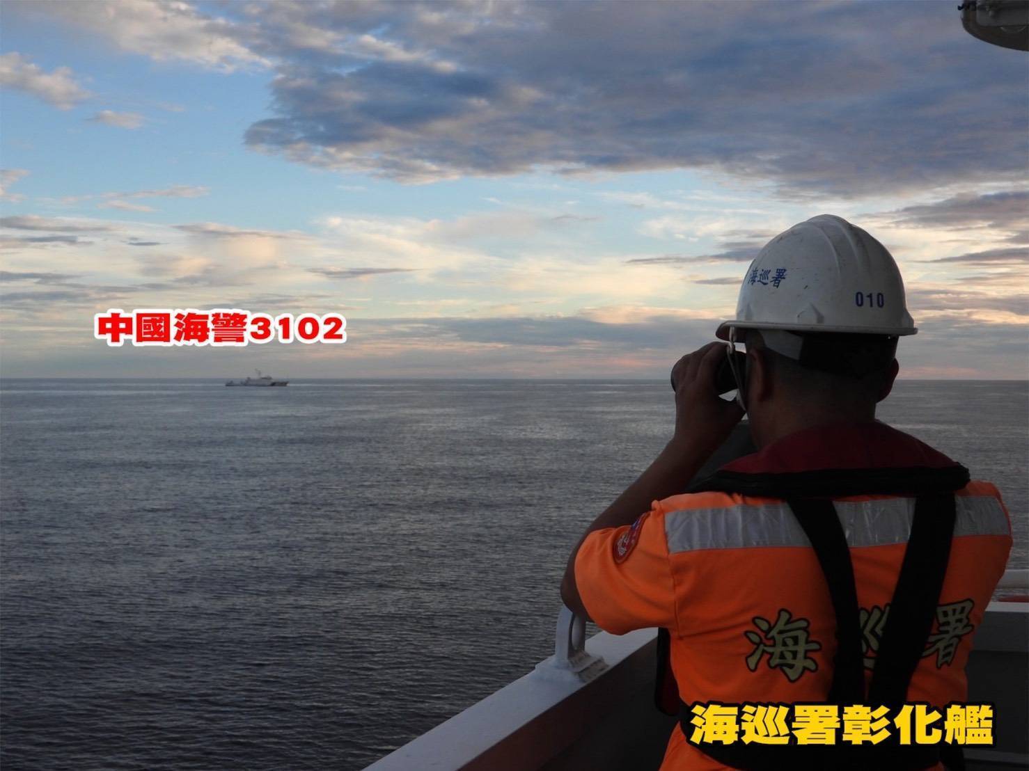 中國漁船夜間布放小舟違法作業 海巡快打部隊展開行動 成功查扣2艘越界船隻