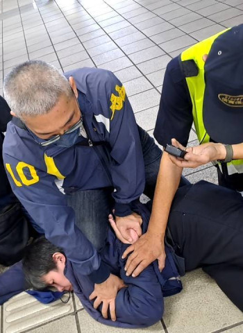 捷運板南線驚魂一刻！新埔站兩人遭砍傷，行凶女子被乘客制服逮捕