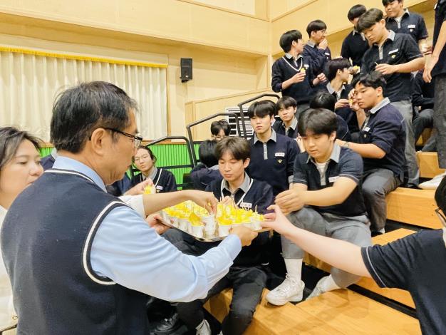 平澤高中生愛上臺南鳳梨臺南市長黃偉哲　韓國校園推廣臺南農產引熱潮