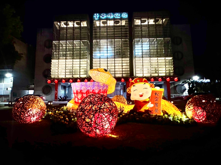 迎金蛇年！臺南市民治廣場「金蛇獻瑞」春節燈飾展現傳統與現代完美融合的節慶盛景