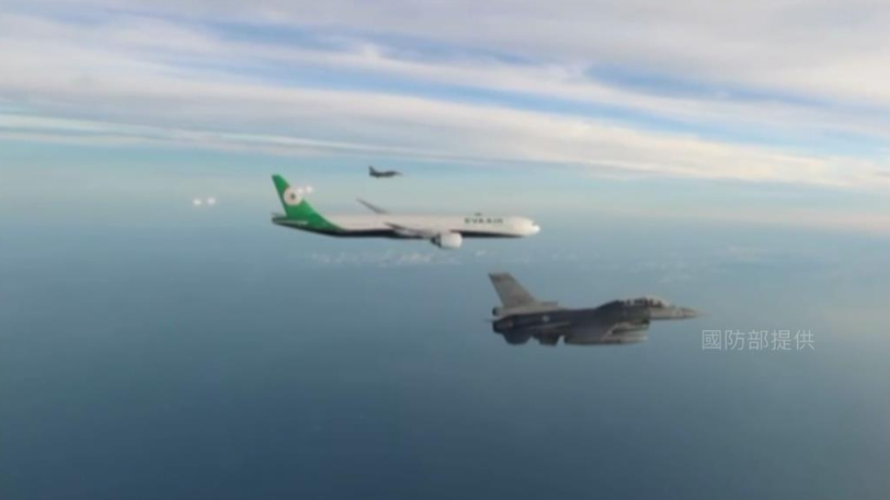 臺灣棒球制霸！空軍F-16V高規格伴飛 迎接12強國手凱旋！