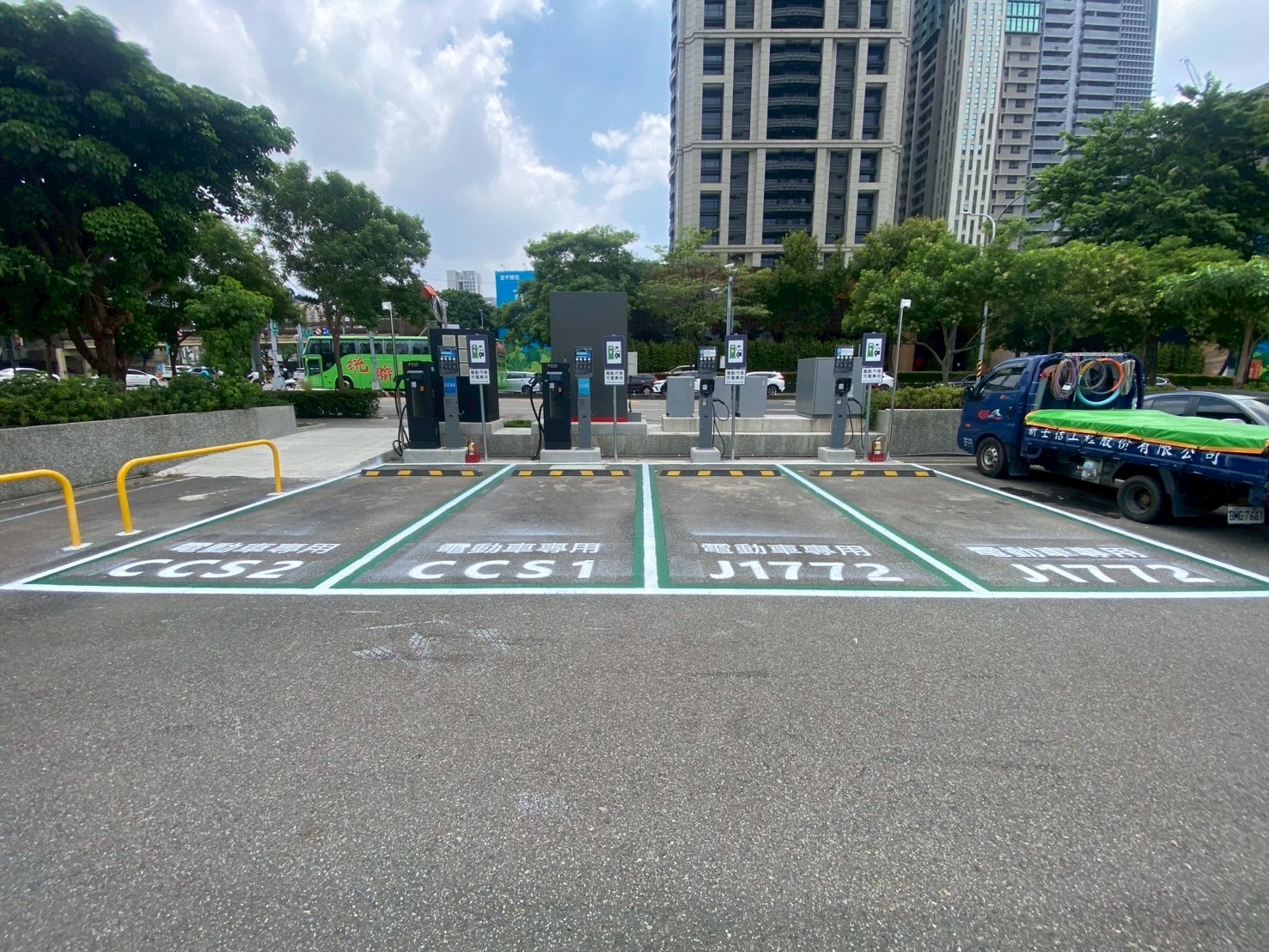 智慧充電來了！臺中市公有停車場持續增設電動車充電設備，民眾可透過APP即時查詢空位