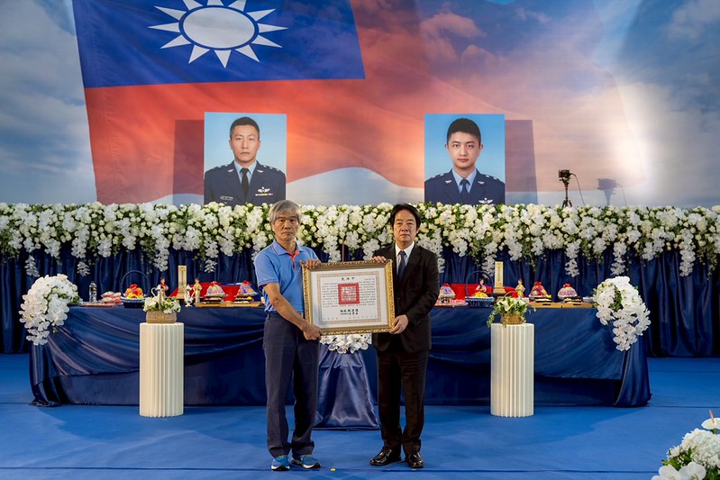 高雄追思儀式莊嚴舉行！賴清德總統頒褒揚令追思殉職空軍飛官、感念過俊男、盧季佑盡職奉獻