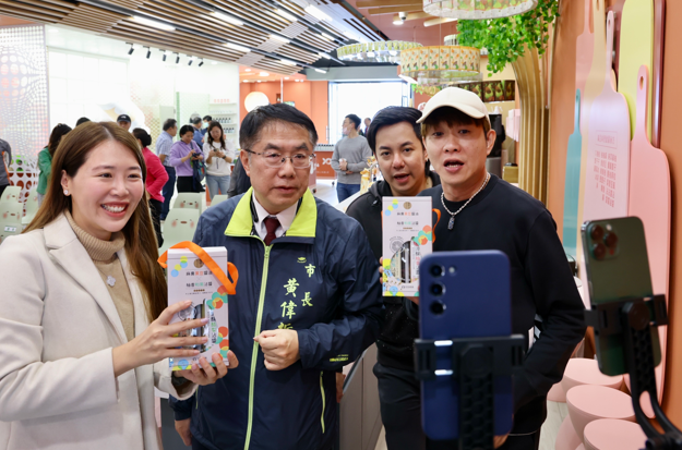 市長黃偉哲與新加坡網紅聯手！直播開播10分鐘臺南農特產品銷售爆棚