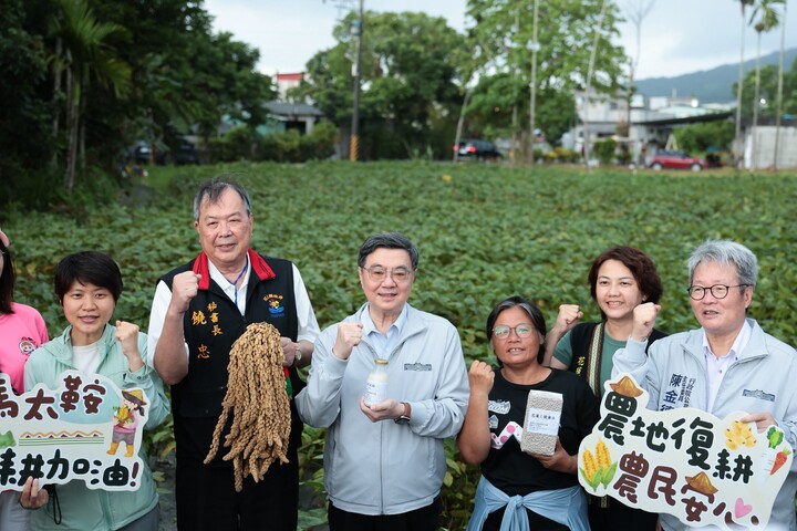 視察花蓮光復鄉農場復育情形　行政院長卓榮泰肯定大豆復耕成果協助地方經濟重振