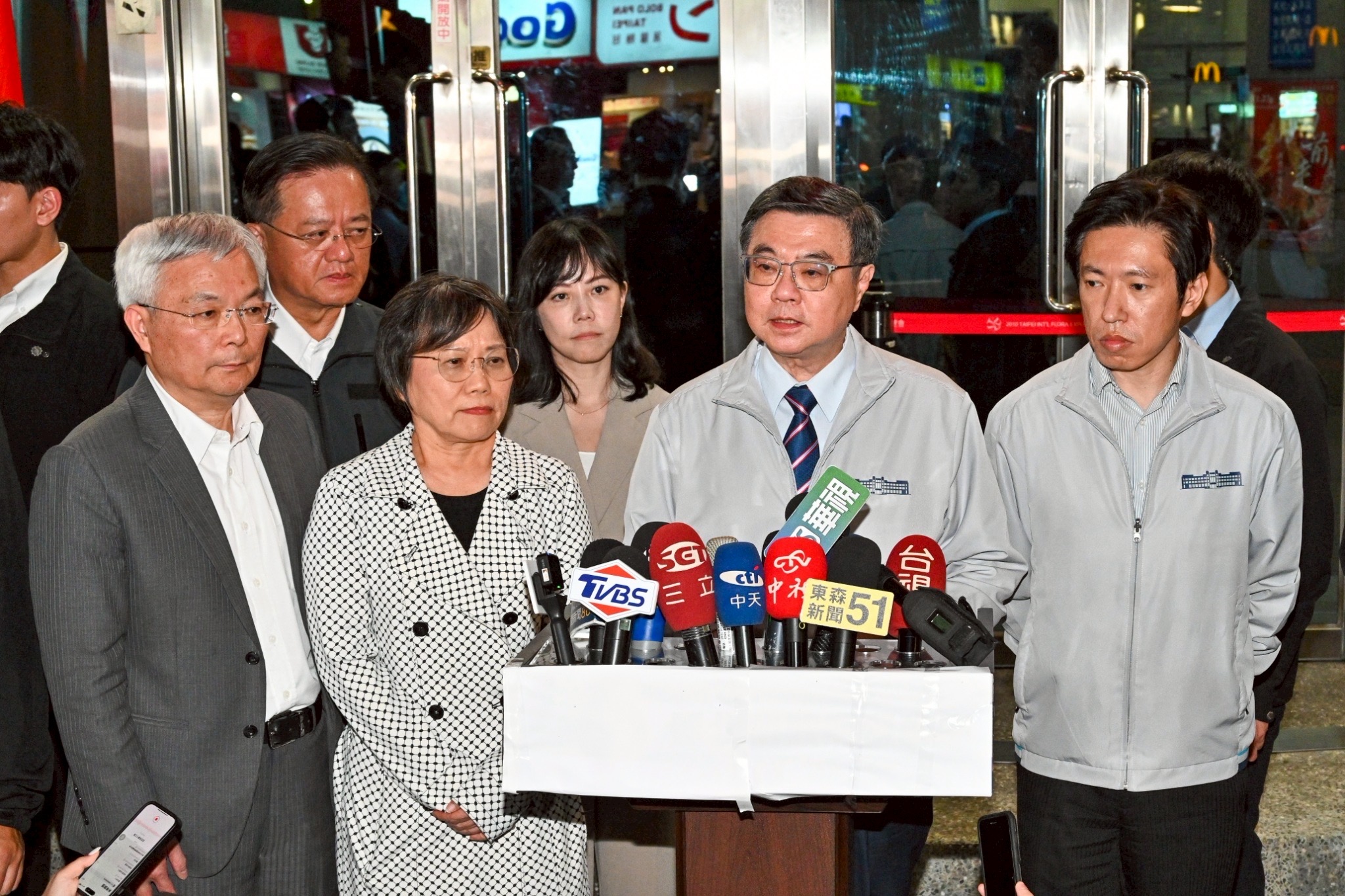 北捷安全亮紅燈　板南線臺北車站煙霧彈事件釀連續攻擊案　行政院長卓榮泰下令徹夜清查犯罪動機與受害者與社會交代