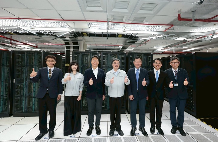 視察中央氣象署精進氣象AI科技應用成果　行政院長卓榮泰看好超級電腦提升預報準確率