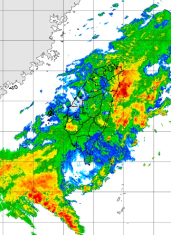 強降雨襲宜蘭，蘇澳水深腰部！宜蘭縣府緊急停班停課封路！台鐵停駛交通癱瘓