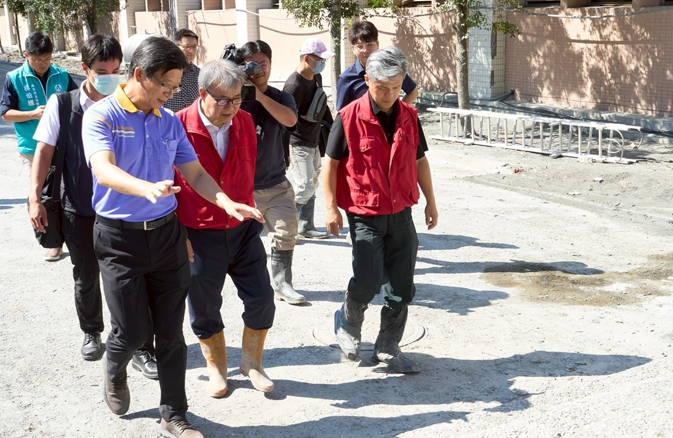 教育部長鄭英耀親赴花蓮 產學力量攜手協助光復商工重建實習工廠 並關心光復校園復原與復課情形