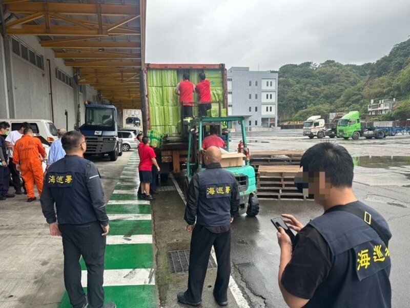 基隆港外籍貨輪文具貨櫃夾藏私菸 海巡署攜手海關成功查獲近25萬包