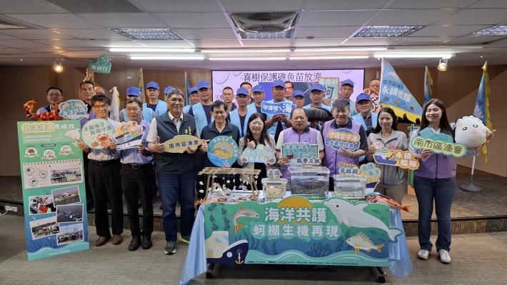 漁民巡護與永續放流發酵　臺南安平蚵棚海域白海豚現蹤揭生態復育成果