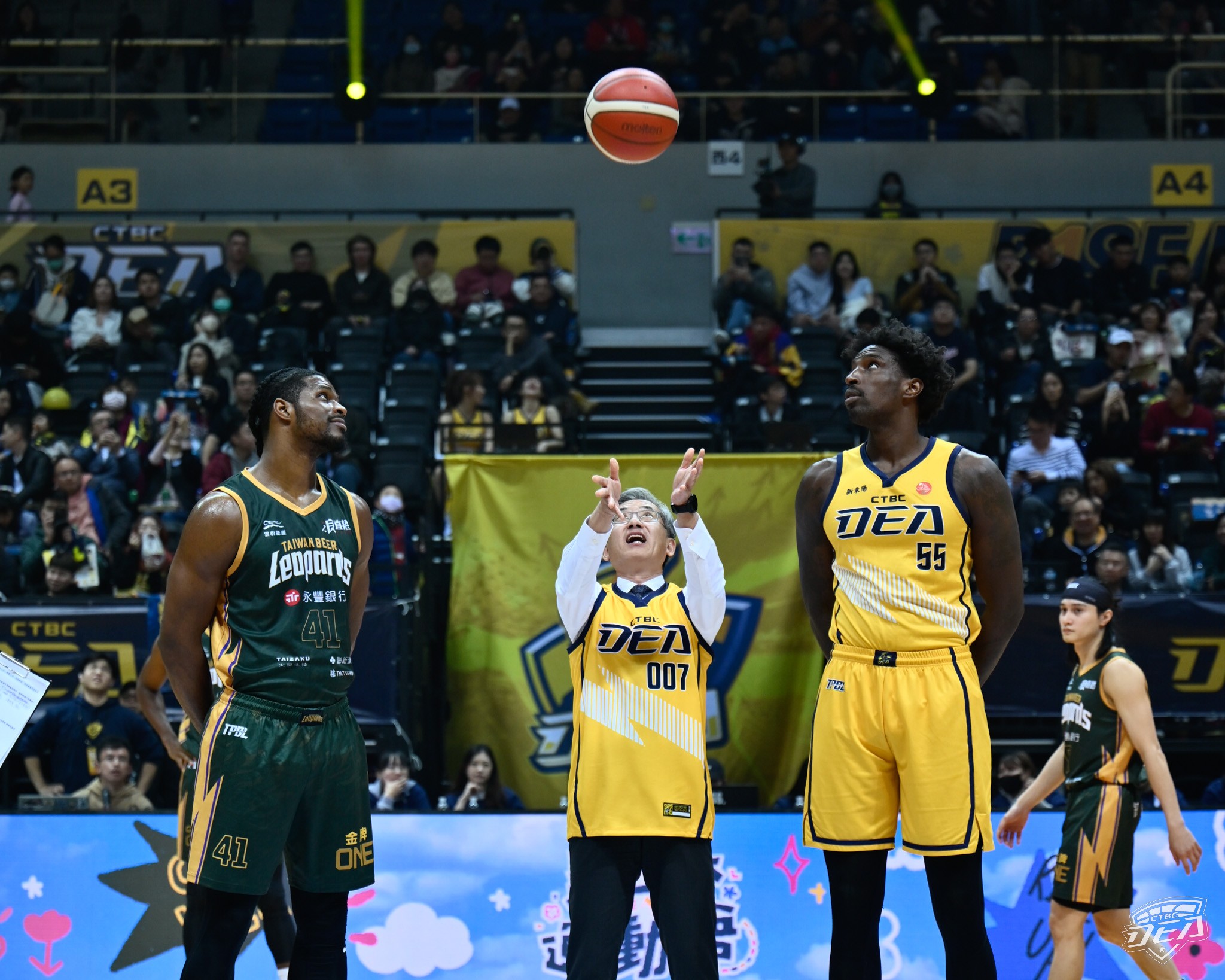 調查局陳白立局長應邀「新北中信特攻籃球隊」主場開球 號召熱血球迷加入「打詐．反毒」行列