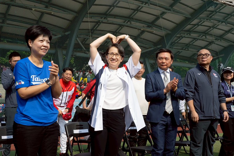 蕭美琴副總統出席企業女子壘球聯賽開幕戰　強化女性友善運動環境