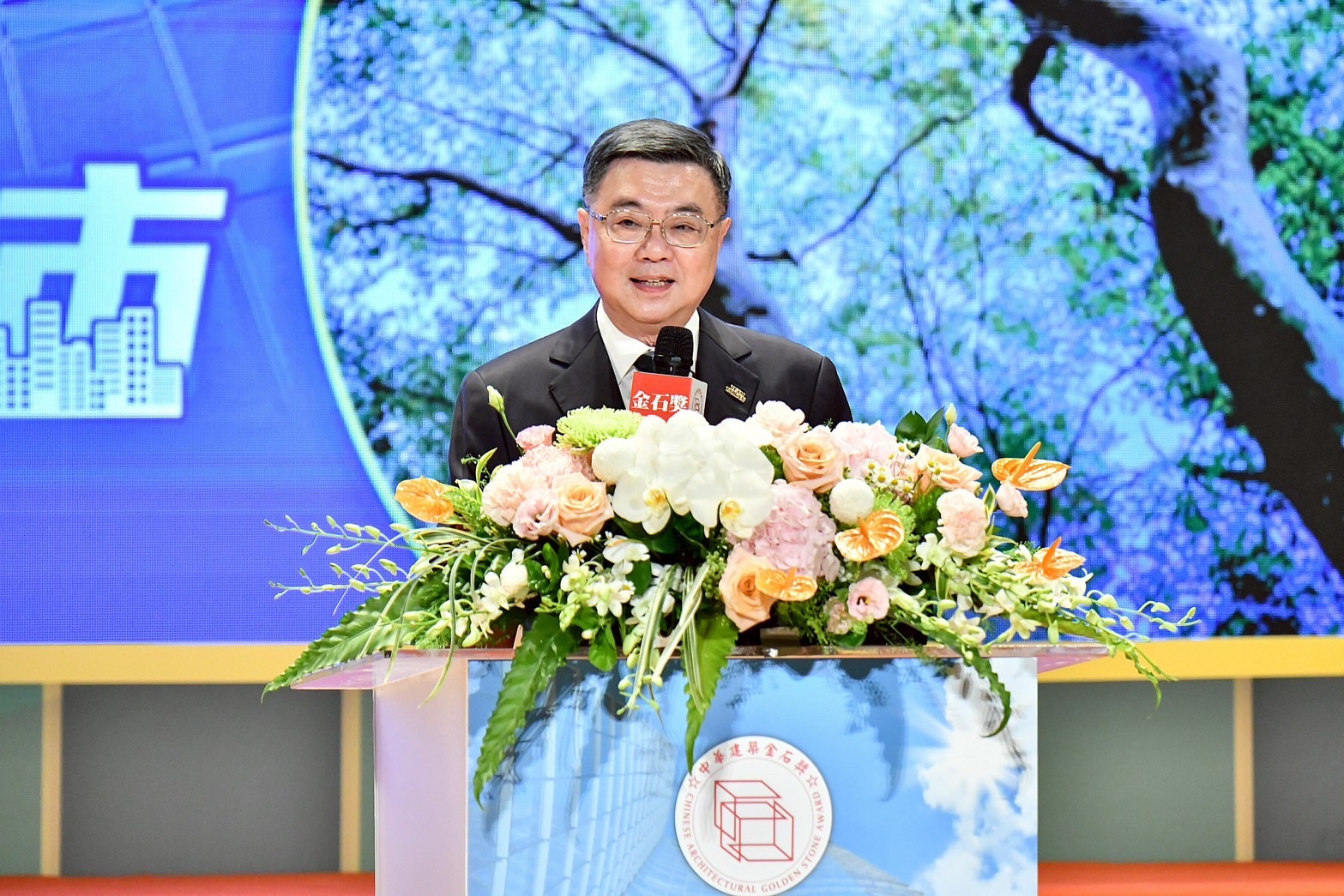 行政院長卓榮泰出席第33屆金石獎頒獎典禮　提出淨零、均衡臺灣與都市更新三大方向　建築界齊聲響應