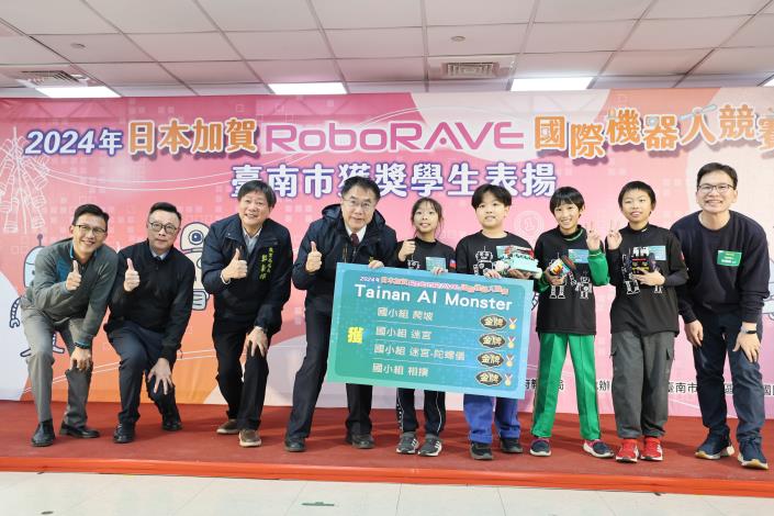 28面獎牌！黃偉哲市長為臺南學子在「RoboRAVE國際機器人大賽」獲獎喝彩