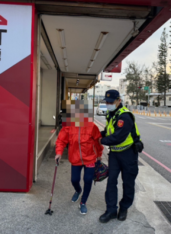 寒冬中的溫暖 澎湖縣馬公分局光明派出所警員助老婦人安全回家