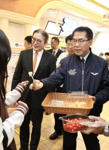 「新春瘋台南．農來上賀禮」板橋大遠百熱鬧開幕，臺南市長黃偉哲帶領民眾品味臺南優質農漁特產