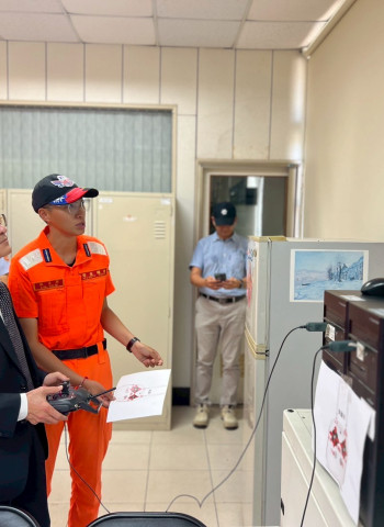 張忠龍署長、許靜芝副署長成功取得無人機證照，海巡署首長以身作則貫徹人人皆飛手政策