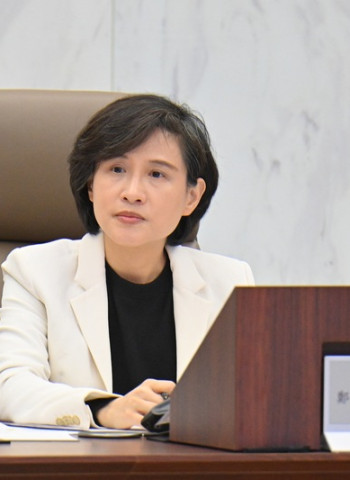 行政院副院長鄭麗君主持消保會議　交友媒合服務契約新規範上路　強化飲水設備與藍牙耳機、餐飲禮券消費者權益保障