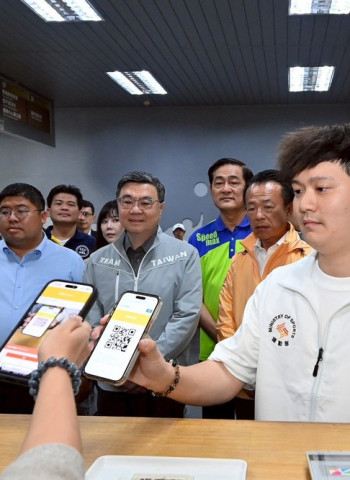 行政院長卓榮泰參訪中正大學體育館　推動運動幣使用、體驗重量訓練課程力挺全民運動