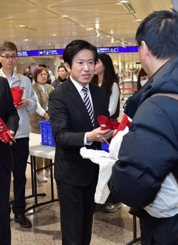 杜拜返國國人抵達桃機　行政院秘書長張惇涵迎接並關懷旅客：政府持續協助國人返臺確保能源供應與物價穩定